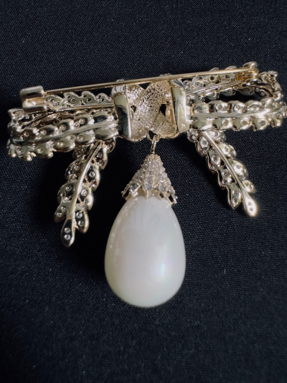 Gold-Tone Leaf Bow Brooch with White Teardrop Pendant - Picture 5 of 6